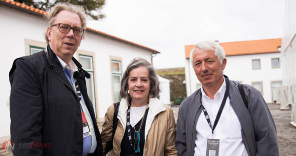 Estevão Pape e Margarida Bigotte com Álvaro Coelho, coordenador do NEDM, no 22º Congresso Nacional de Medicina Interna