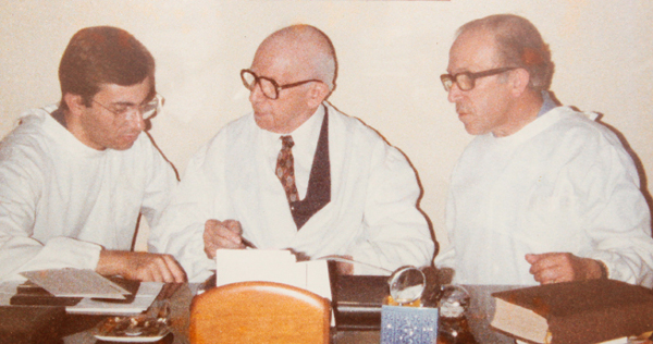 João Araújo Correia com o avô e o pai, quando estava no Internato Geral (atual Internato do Ano Comum).